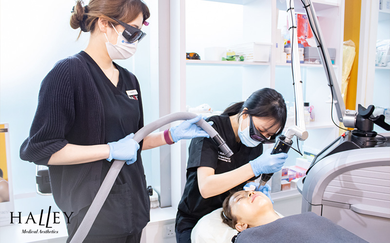 Patient receiving a Pico laser treatment at Halley.